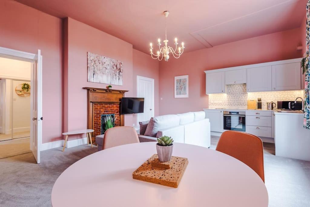 Pink Palace - Central Apartment Τσέστερ Εξωτερικό φωτογραφία