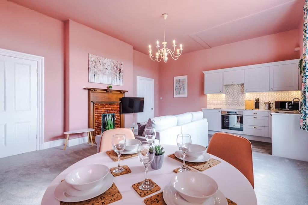 Pink Palace - Central Apartment Τσέστερ Εξωτερικό φωτογραφία