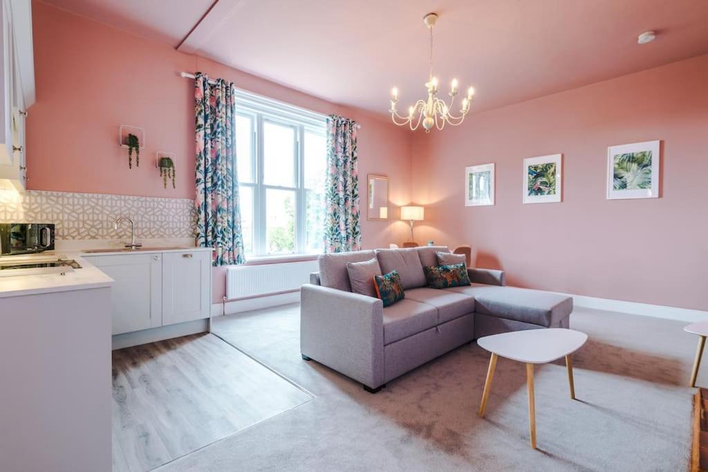 Pink Palace - Central Apartment Τσέστερ Εξωτερικό φωτογραφία